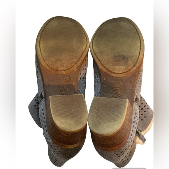 Lucky Brand Grey suede Basel laser cut pattern almond front ankle boots Sz 7 1/2 - Picture 7 of 7